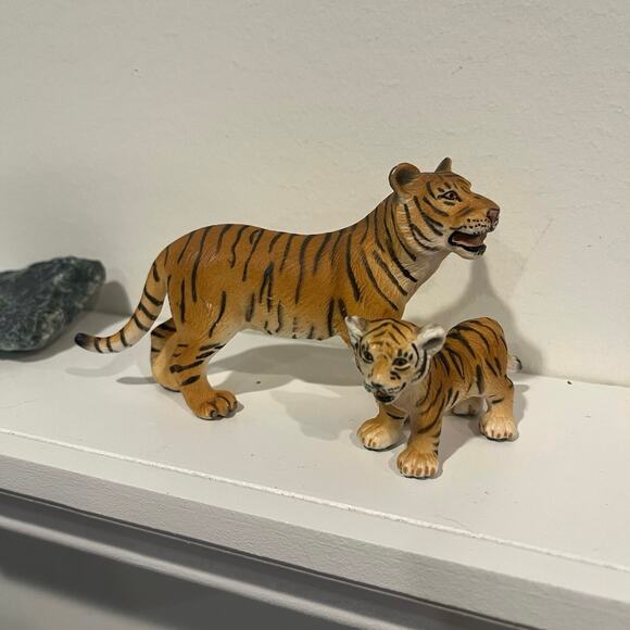 Schleich 2003 adult Tiger and cub RETIRED - Picture 1 of 5